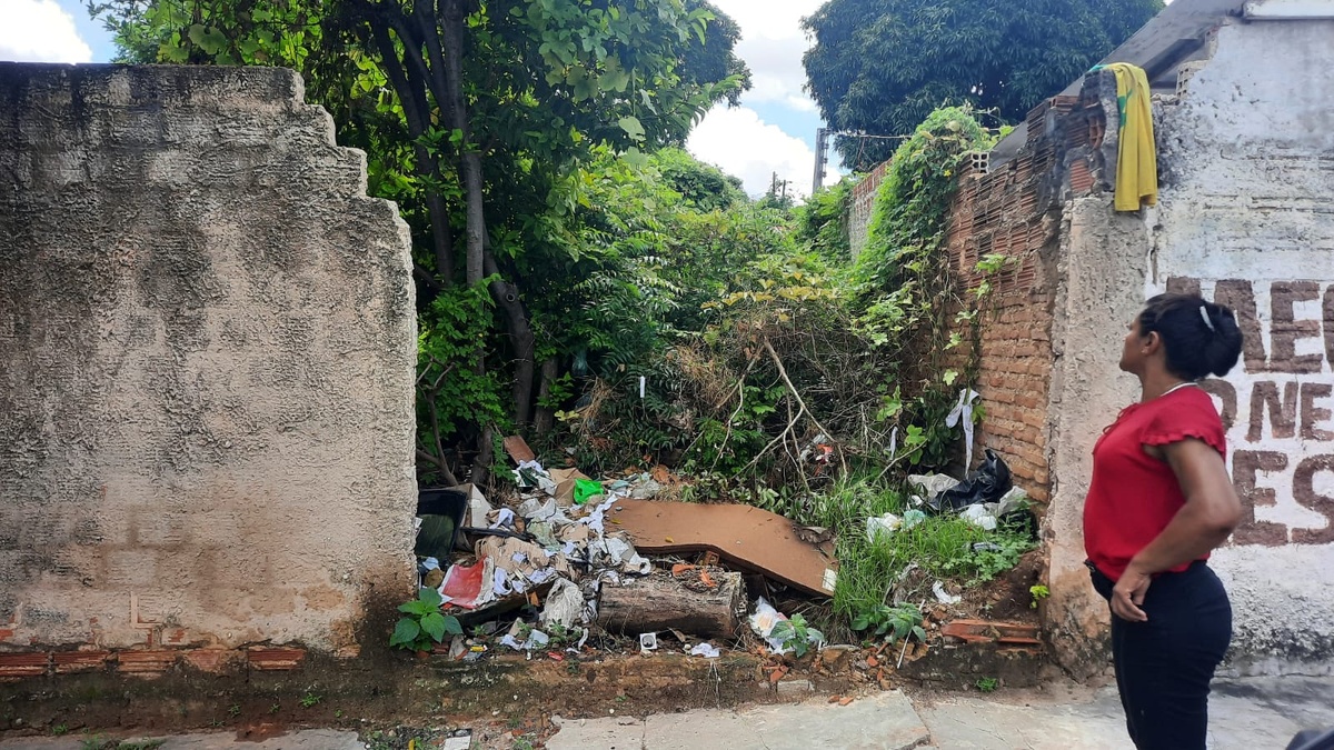 Abandono de terreno preocupa moradores do bairro Monte Castelo em Teresina.