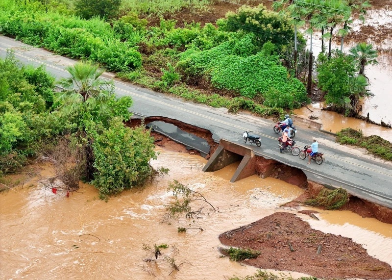 Fortes chuvas deixam sete famílias ilhadas e danificam rodovias no Piauí.