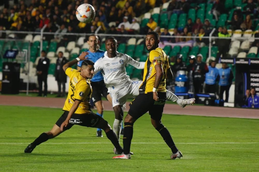 Grêmio contra o The Strongest .