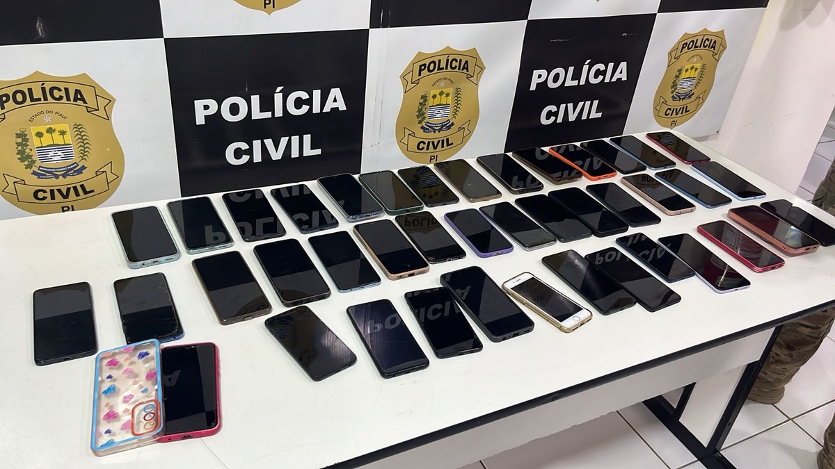 Mulher é presa em Barreira Policial com 43 aparelhos celulares roubados.