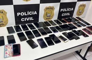 Mulher é presa em Barreira Policial com 43 aparelhos celulares roubados. (Foto: ASCOM)
