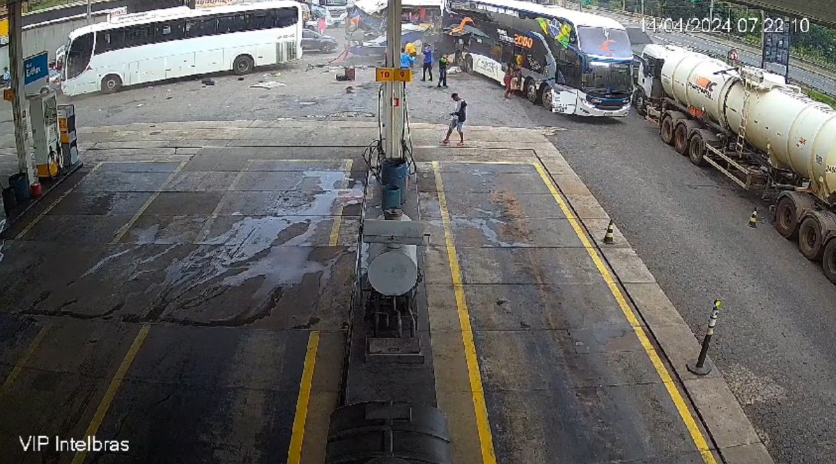 Ônibus que saiu do Piauí colide com outros veículos.