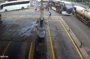 Ônibus que saiu do Piauí colide com outros veículos. (Foto: Reprodução:Internet)