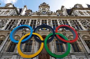 Os aros olímpicos na fachada da prefeitura de Paris. (Foto: REUTERS/Gonzalo Fuentes/File Photo)