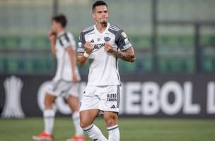 Paulinho comemora um dos dois gols que marcou em Caracas 1 x 4 Atlético-MG. (Foto: Pedro Souza / Atlético)