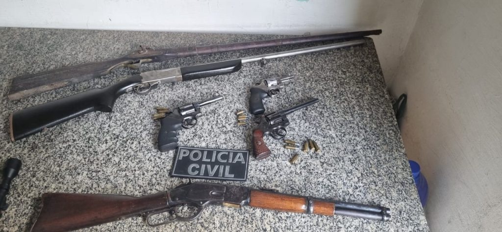 Polícia Civil prende homem e apreende armas.