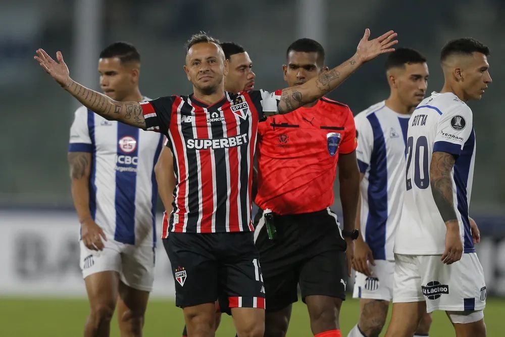 Rafinha em Talleres x São Paulo.