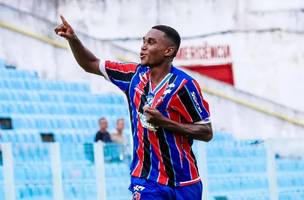 Adeílson, atacante do Maranhão, comemora gol sobre o River. (Foto: Foto: Iury Oliveira)