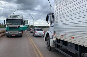 Caminhão interdita ponte que liga Teresina a Timom. (Foto: Foto:Ascom/PRF)