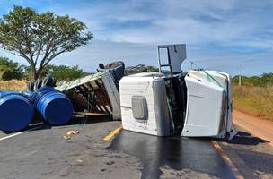 Carreta tomba e provoca interdição de via no Piauí. (Foto: Ascom/PRF)