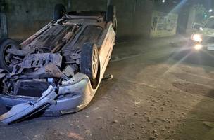 Homem capota carro durante troca de tiros com a polícia. (Foto: Reprodução/Internet)