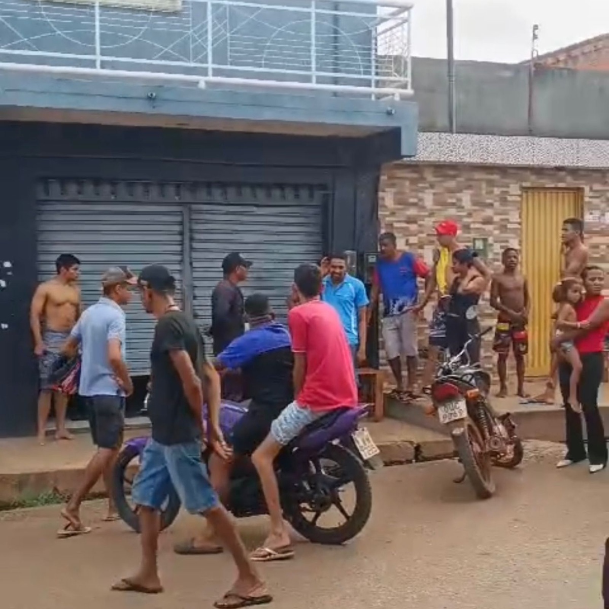 Homem é executado a tiros dentro de barbearia em Picos.