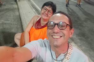 Jornalista Rosa Magalhães e seu amigo. (Foto: Reprodução/ Arquivo Pessoal)