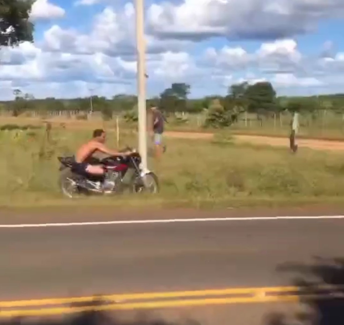 Jovem fica ferido ao cair de moto durante racha.