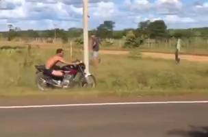 Jovem fica ferido ao cair de moto durante racha. (Foto: Divulgação/internet)