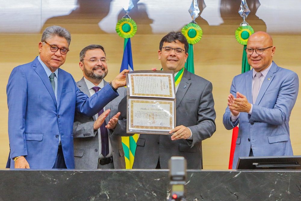 Solenidade marca entrega da Medalha do Mérito Legislativo do Piauí ao governador.