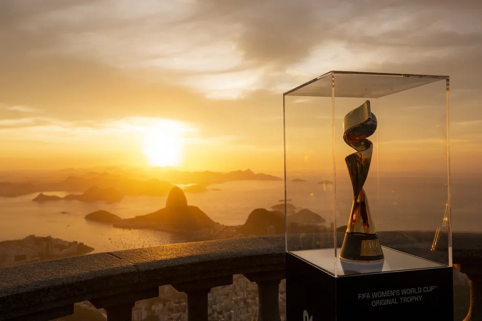 Taça da Copa do Mundo Feminina é exibida no Cristo Redentor.
