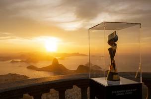 Taça da Copa do Mundo Feminina é exibida no Cristo Redentor. (Foto: Thais Magalhães/CBF)