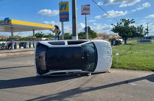 Carro tomba após colisão entre dois carros em Parnaíba. (Foto: ASCOM/PRF)