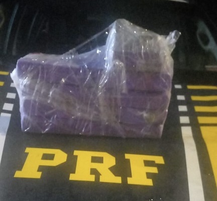 Casal é preso com 4 kg de maconha escondidos em porta-malas de carro na BR-343.