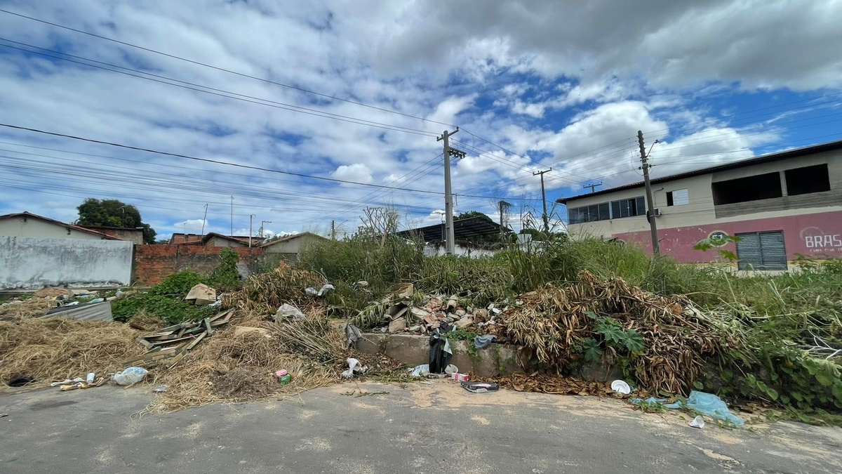 Comunidade do bairro Satélite denuncia descaso do poder público e teme proliferação de doenças.