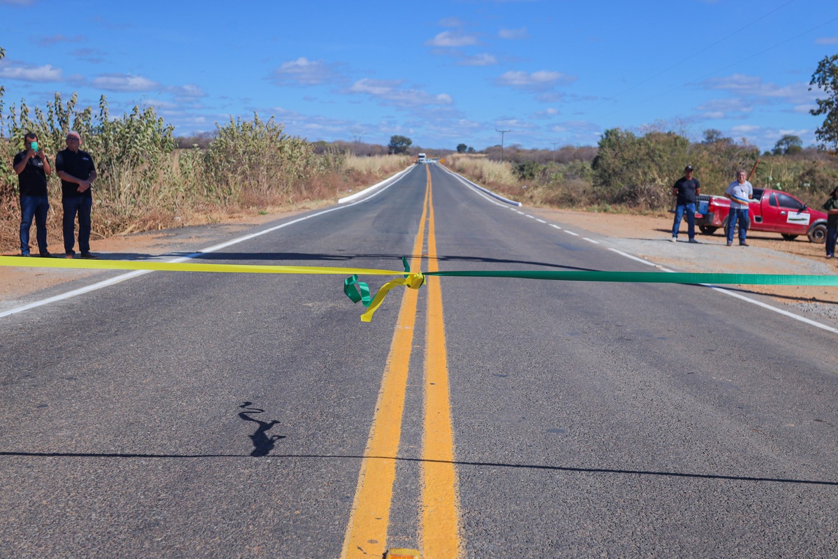 Governador do Piauí inaugura obras de infraestrutura e segurança em Curimatá.