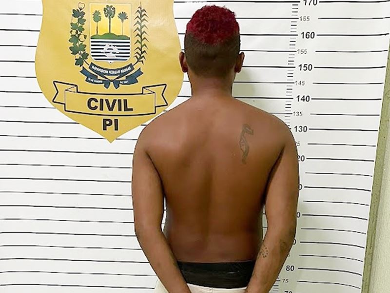 Homem preso vendendo drogas na porta de casa em Buriti dos Lopes.