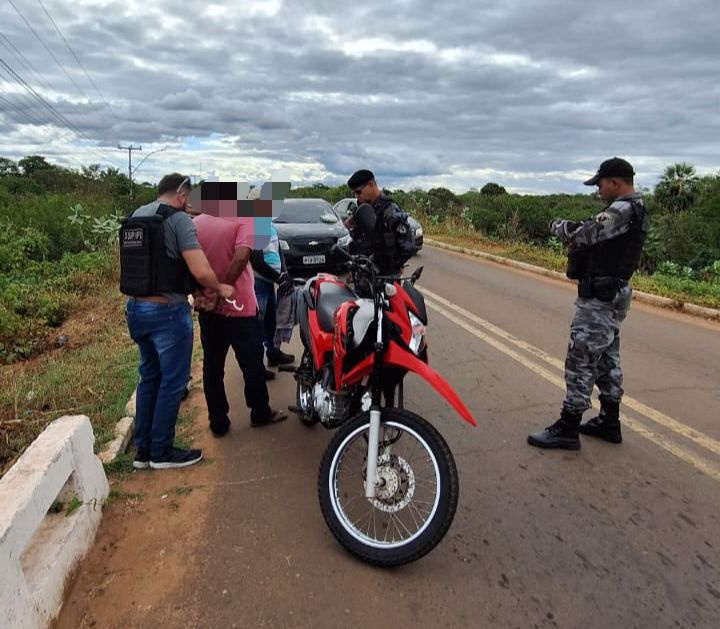 Homens presos com moto adulterada.