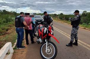 Homens presos com moto adulterada. (Foto: Ascom SSP)