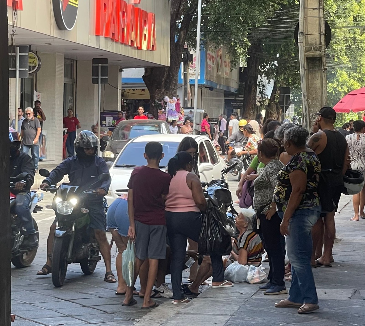 Motociclista atropela idosa no Centro de Teresina.