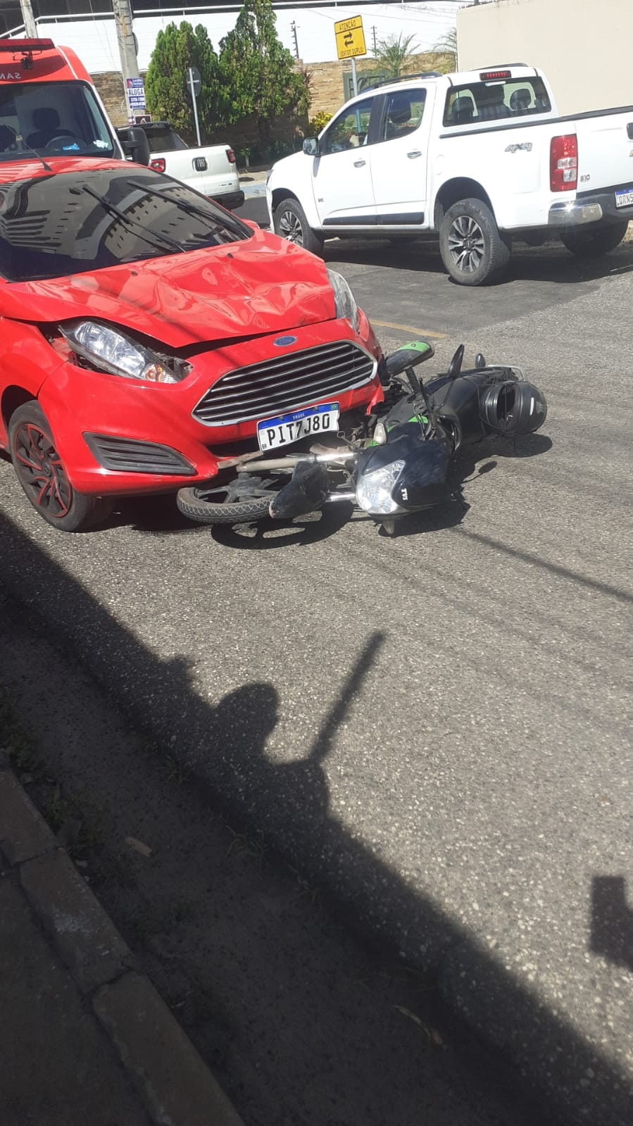 Motociclista morro ao colidir com carro na zona leste.