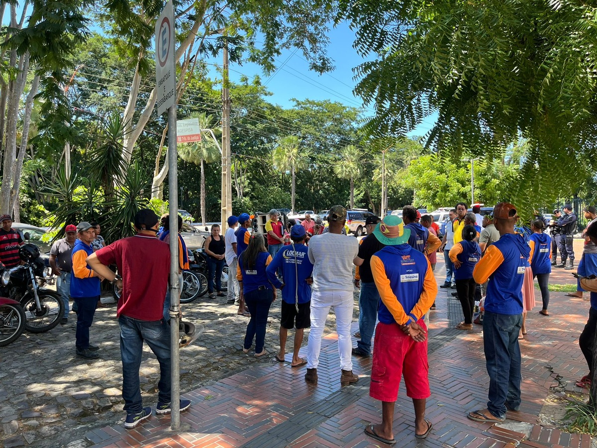 Movimento dos carroceiros em frente à Câmara Municipal de Vereadores.