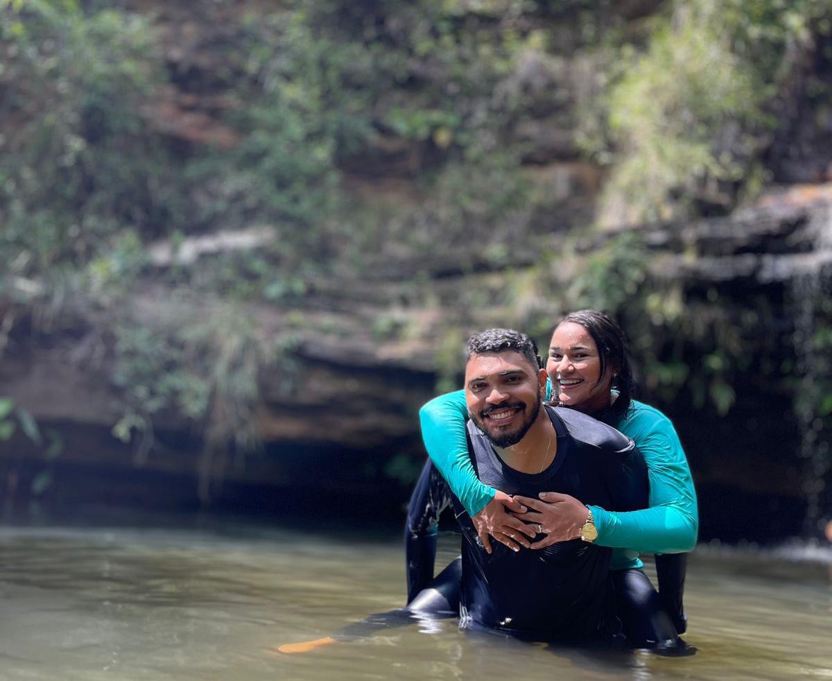 Pedro Henrique e Ariana Amaranes, casal adia dia dos namorados por conta data cair no meio da semana.