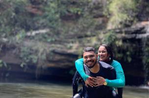 Pedro Henrique e Ariana Amaranes, casal adia dia dos namorados por conta data cair no meio da semana. (Foto: Reprodução/ Arquivo Pessoal)