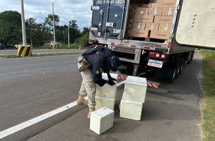 PRF apreende 186 tabletes de cocaína escondidos em carga de carne em Teresina. (Foto: Divulgação/ PRF-PI)