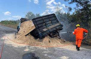 Caminhão pega fogo e bloqueia trecho da PI-110 entre Piracuruca e Batalha. (Foto: Divulgação)