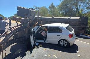 Carreta com excesso de peso tomba na BR-316 e deixa motorista gravemente ferido. (Foto: Reprodução/ PRF-PI)