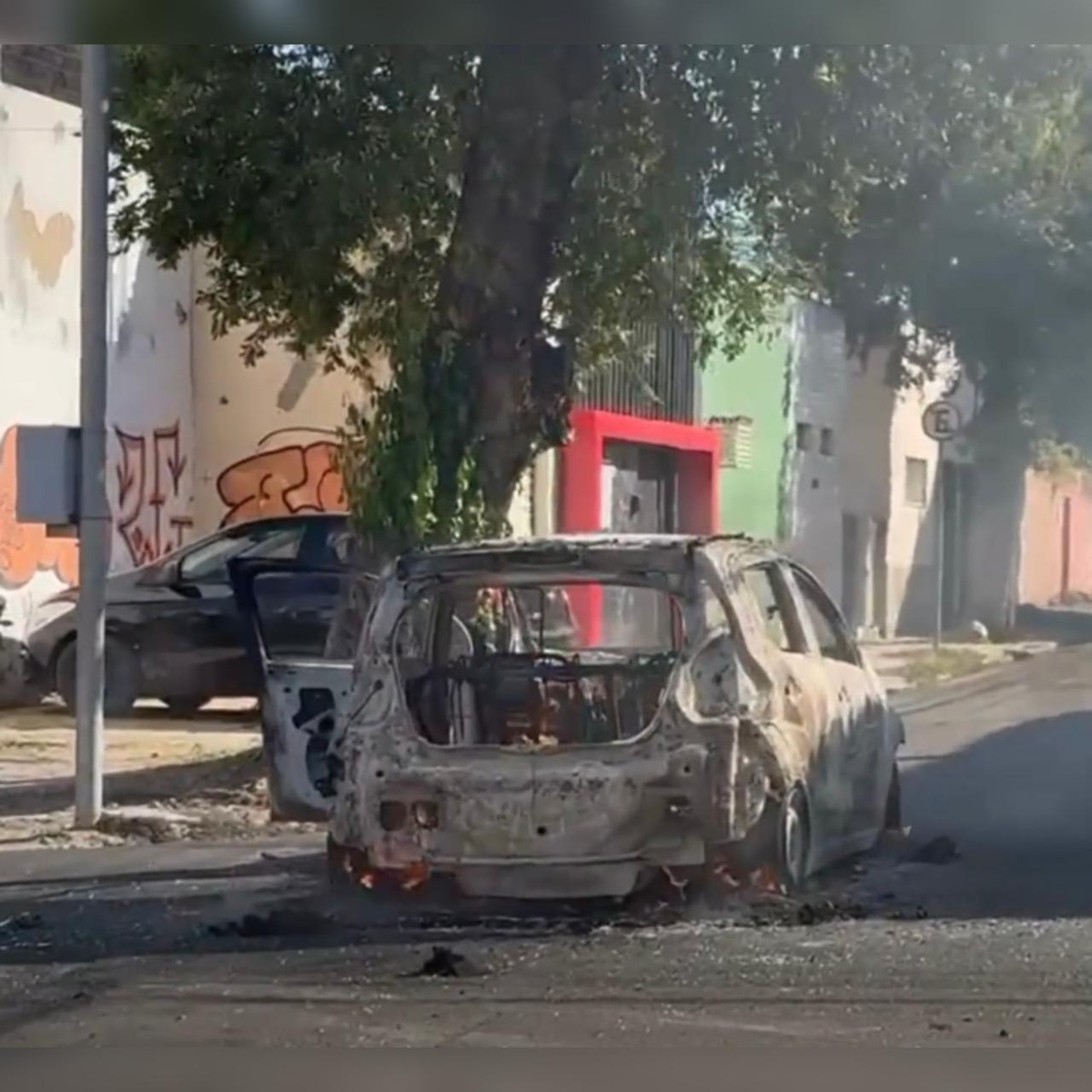 Carro pega fogo e fica completamente destruído.