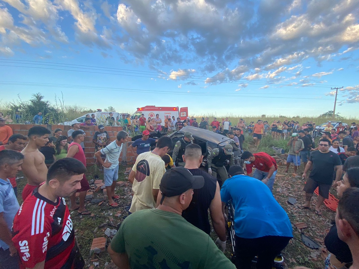 Cinco pessoas ficam feridas após carro bater em muro no Norte do Piauí.