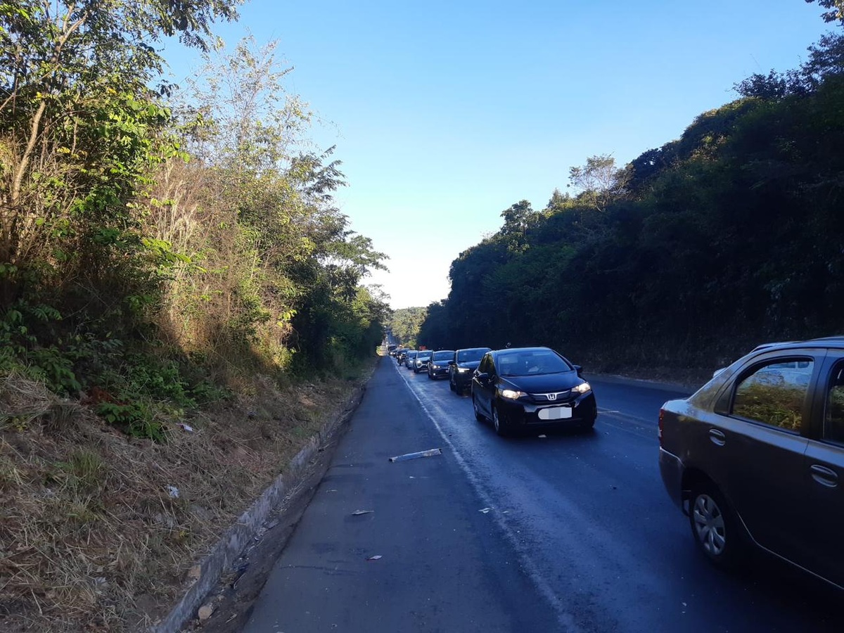 Colisão entre ônibus e carro deixa trânsito lento na BR-343.