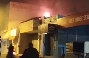 Incêndio atinge depósito de supermercado no Centro de Picos. (Foto: Reprodução)