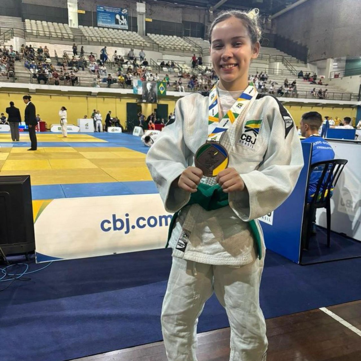 Jeissiara Gomes com a medalha de bronze conquistada.