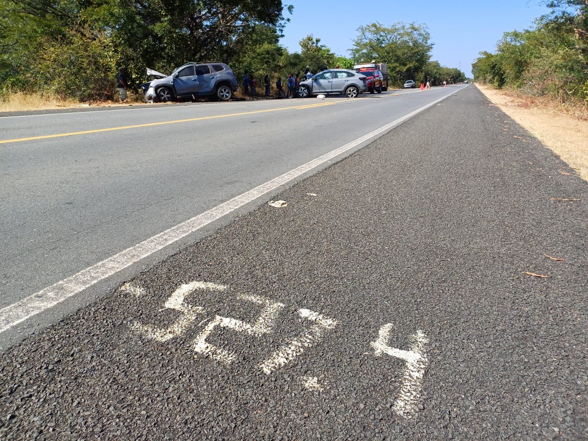 Mulher morre e quatro pessoas ficam feridas em acidente entre carros no Piauí.