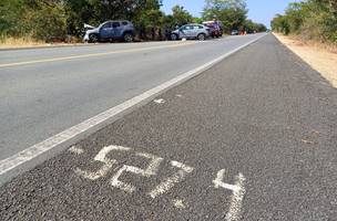 Mulher morre e quatro pessoas ficam feridas em acidente entre carros no Piauí. (Foto: Reprodução/ PRF)