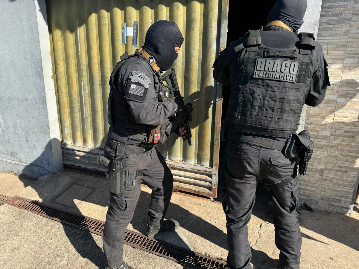 Operação prende três pessoas e apreende drogas e armas em Teresina.