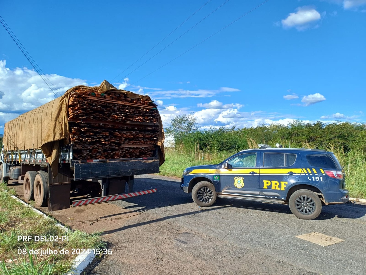 PRF apreende madeira transportada ilegalmente no Piauí.