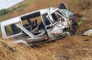 Três pessoas morrem em acidente entre van e carro de passeio na BR-020. (Foto: Reprodução/ Internet)