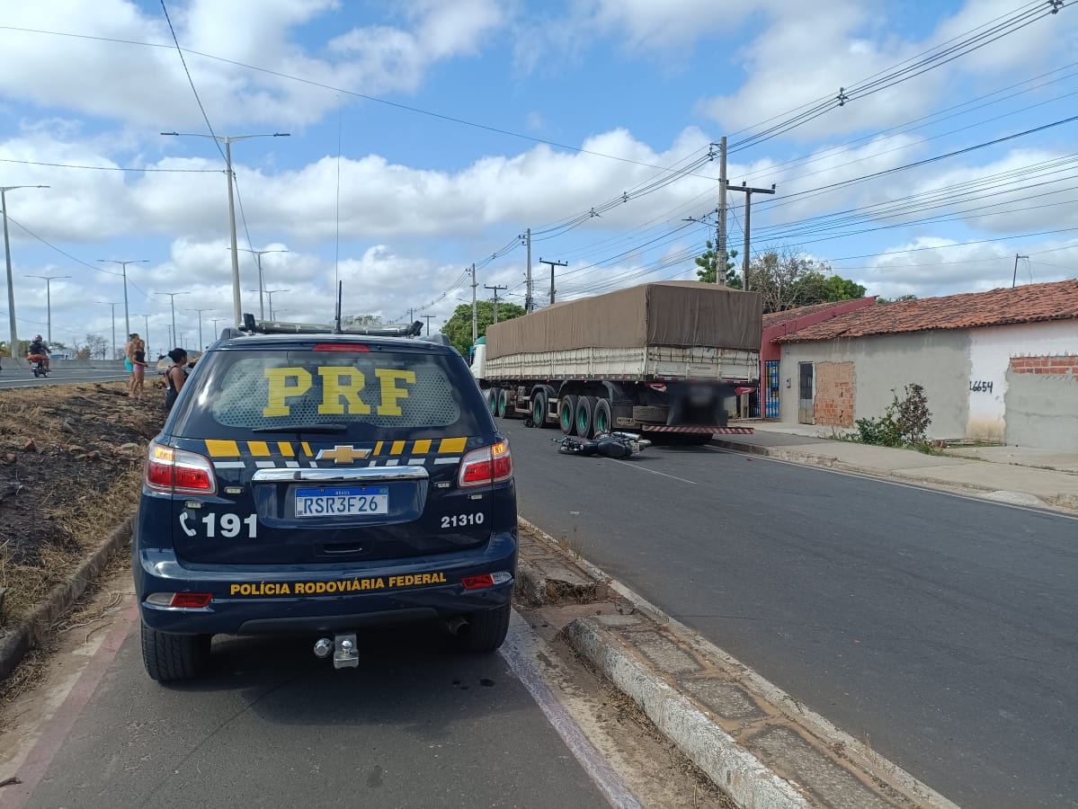 Homem morre após colisão entre moto e caminhão na BR-316 em Teresina.