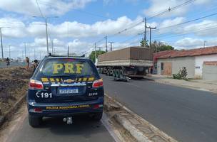 Homem morre após colisão entre moto e caminhão na BR-316 em Teresina. (Foto: Reprodução/ PRF)