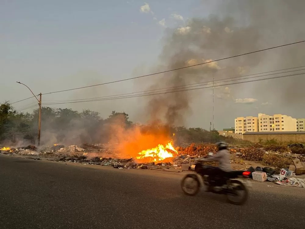 Incêndio atinge área de lixo no bairro na zona Leste de Teresina.